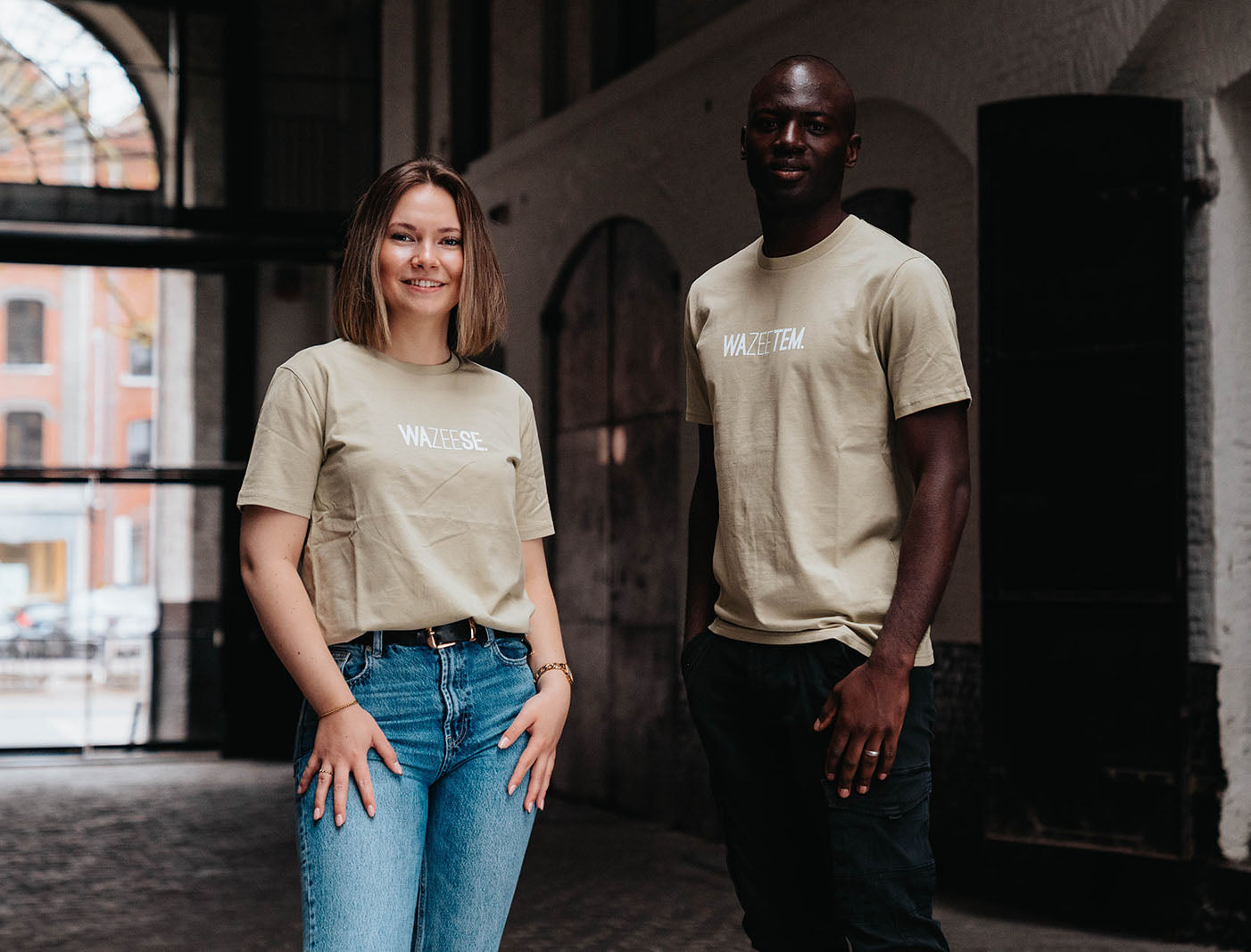 Vrouw en man met T-shirt met opdruk WAZEETEM.