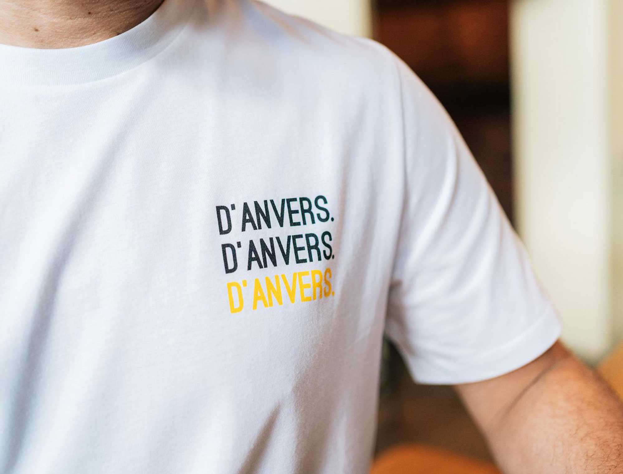 Close-up van een witte T-shirt met opdruk d'ANVERS.