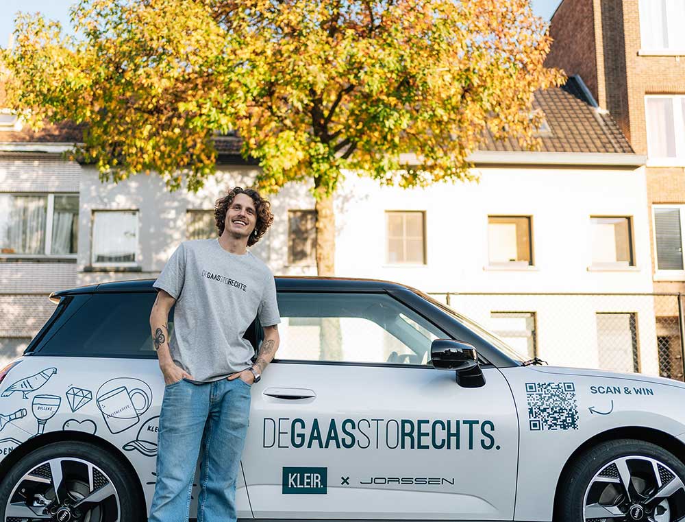 Man met een grijze T-shirt met opdruk DEGAASSTORECHTS.