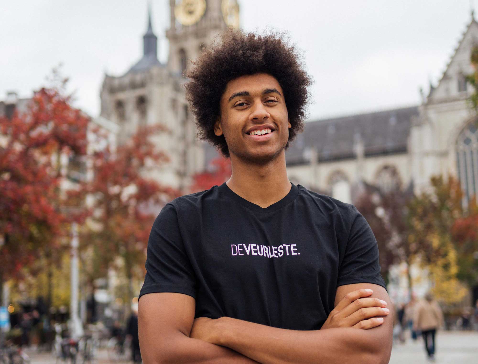 Man met een zwarte T-shirt met opdruk DEVEURLESTE.