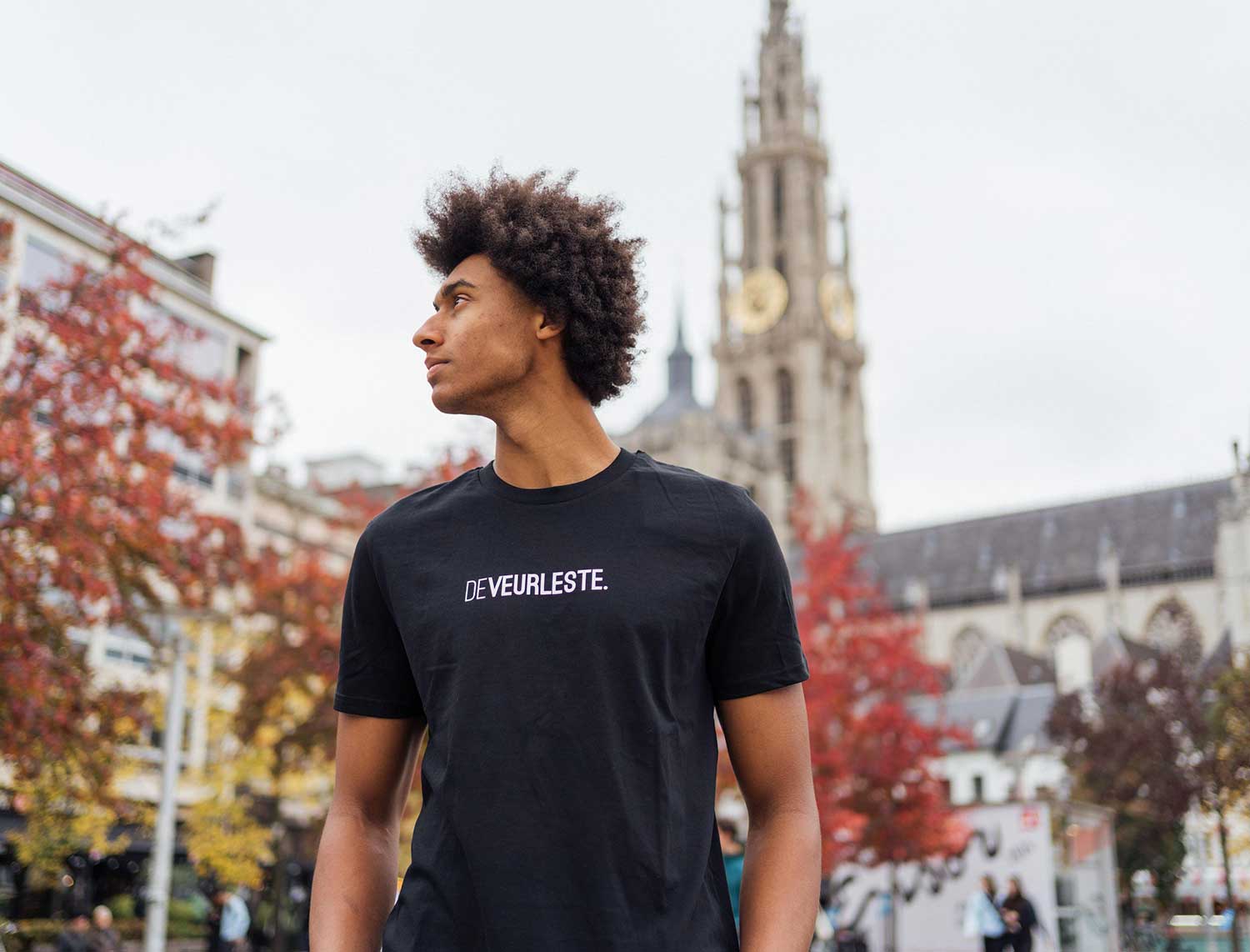 Man met een zwarte T-shirt met opdruk DEVEURLESTE.