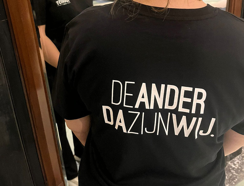 T-shirt • DE ANDER DA ZIJN WIJ. • Zwart • Unisex