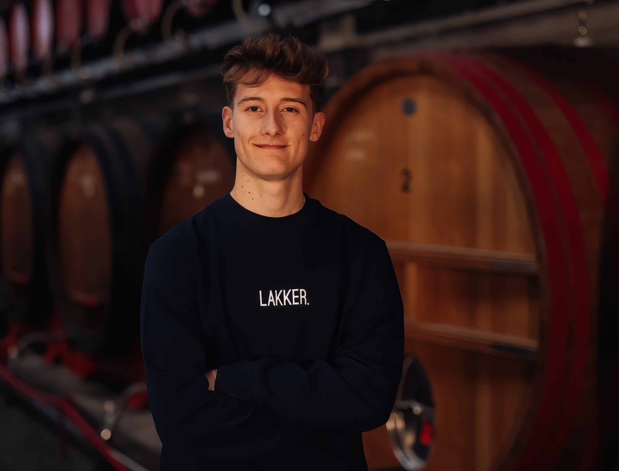 Man met zwarte sweater met opdruk LAKKER.