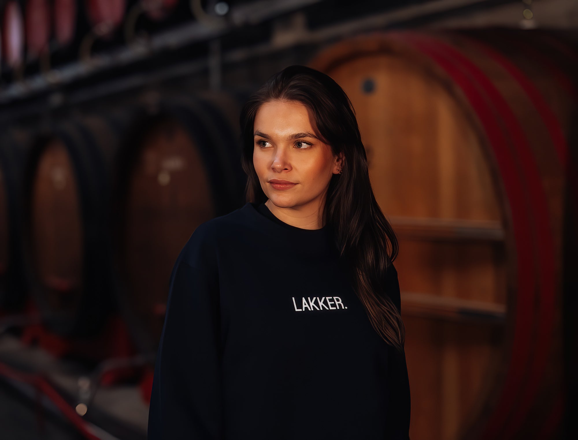 Vrouw met zwarte sweater met opdruk LAKKER.