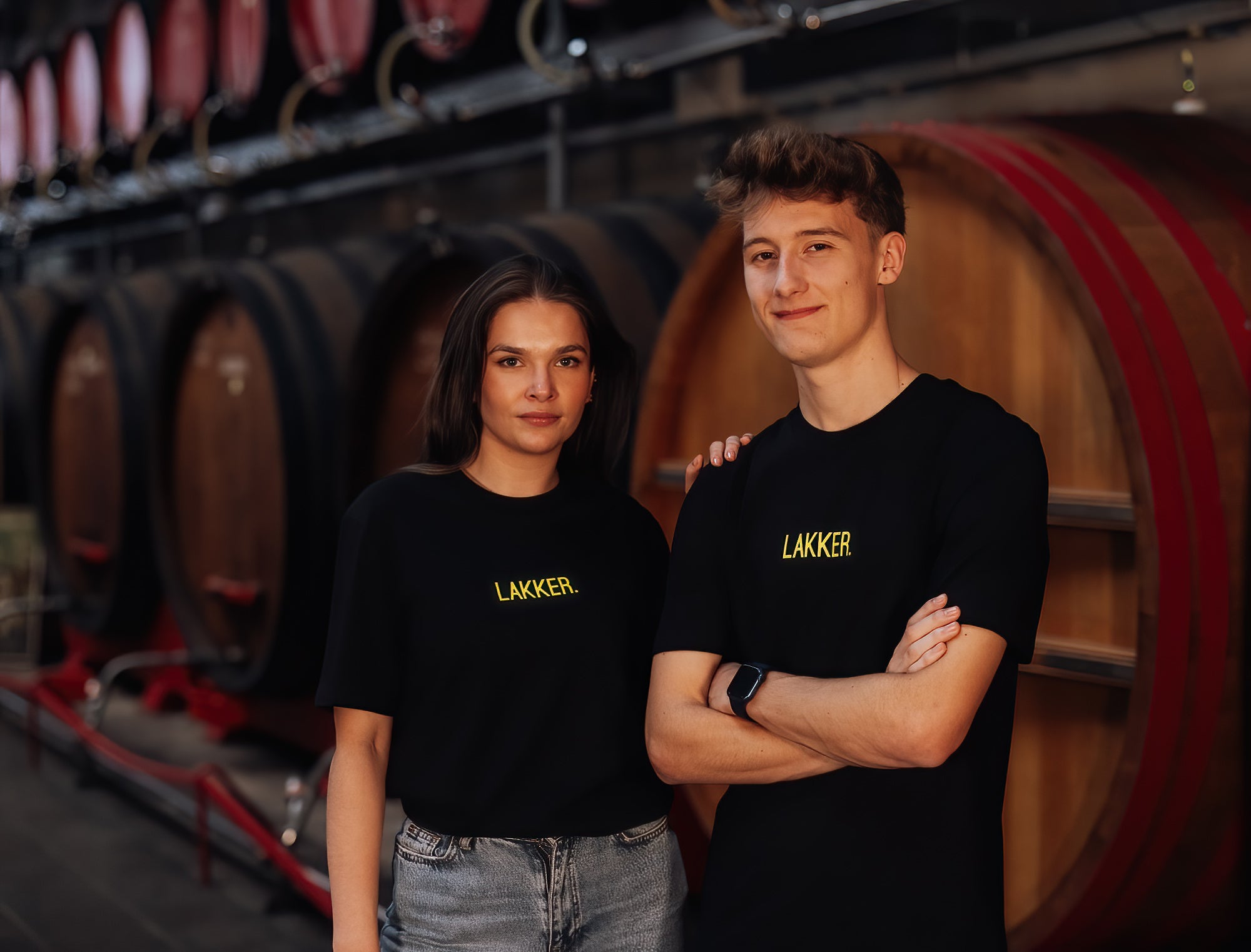 Man en vrouw met zwarte T-shirt met gele opdruk LAKKER.