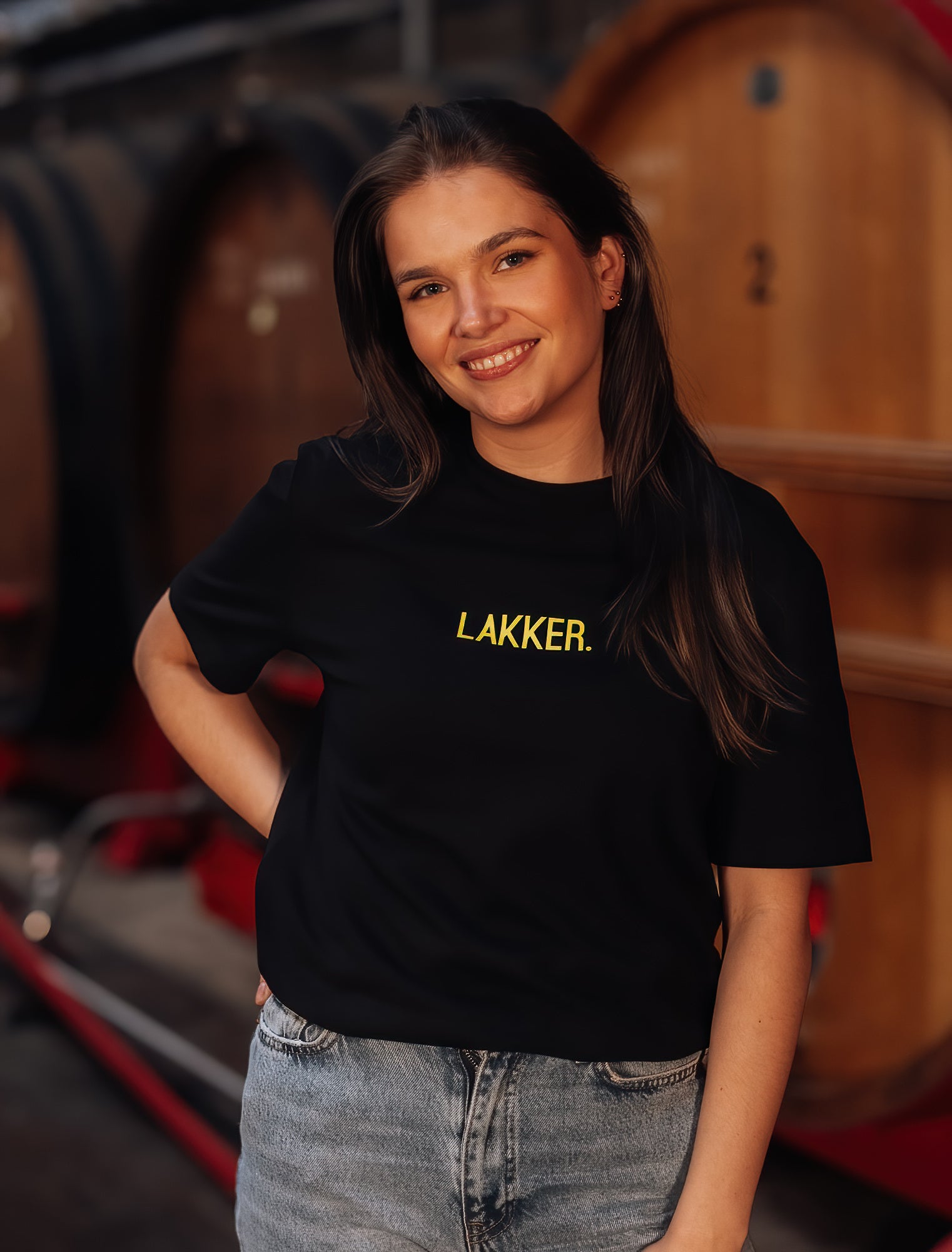 Vrouw met zwarte T-shirt met gele opdruk LAKKER.