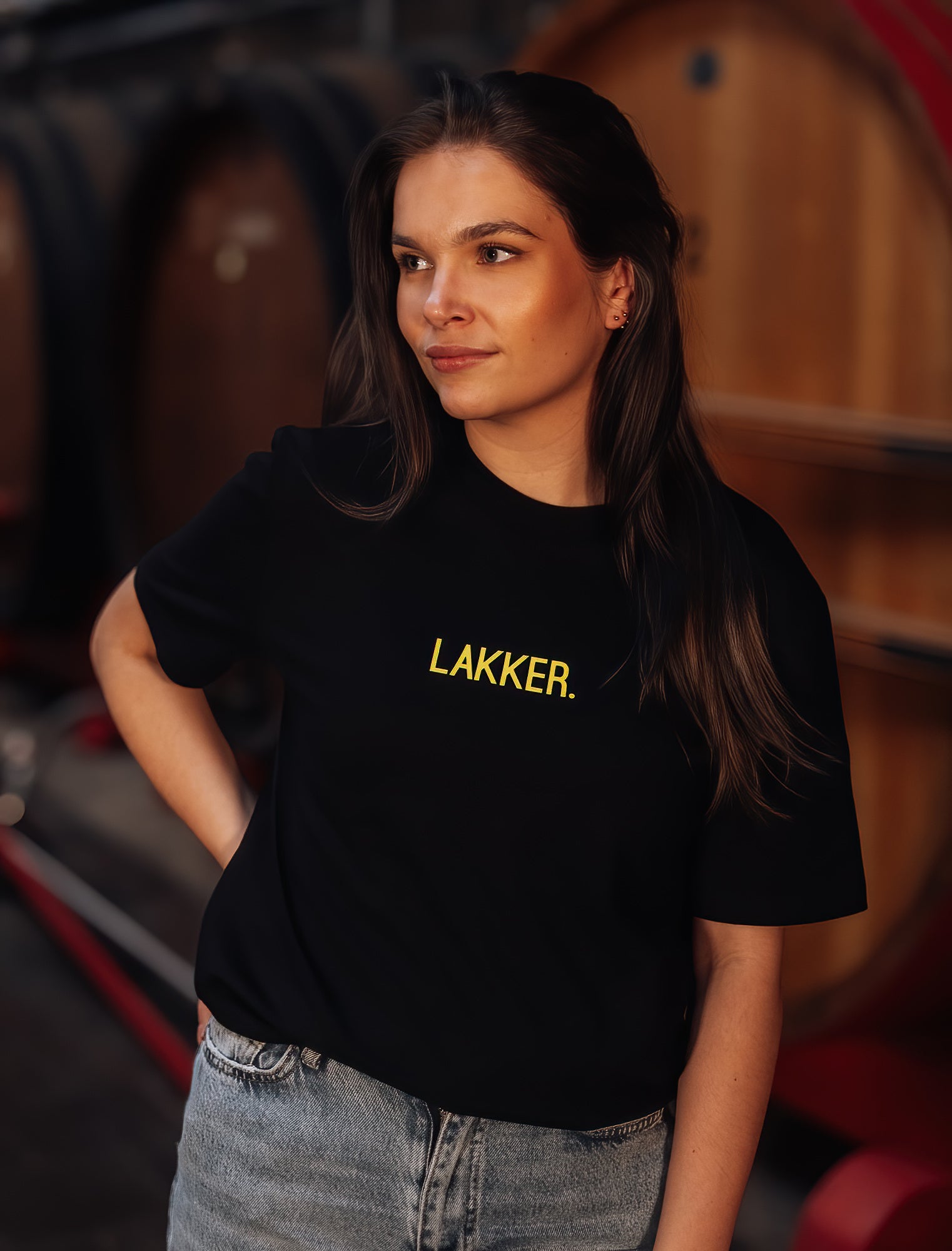 Vrouw met zwarte T-shirt met gele opdruk LAKKER.