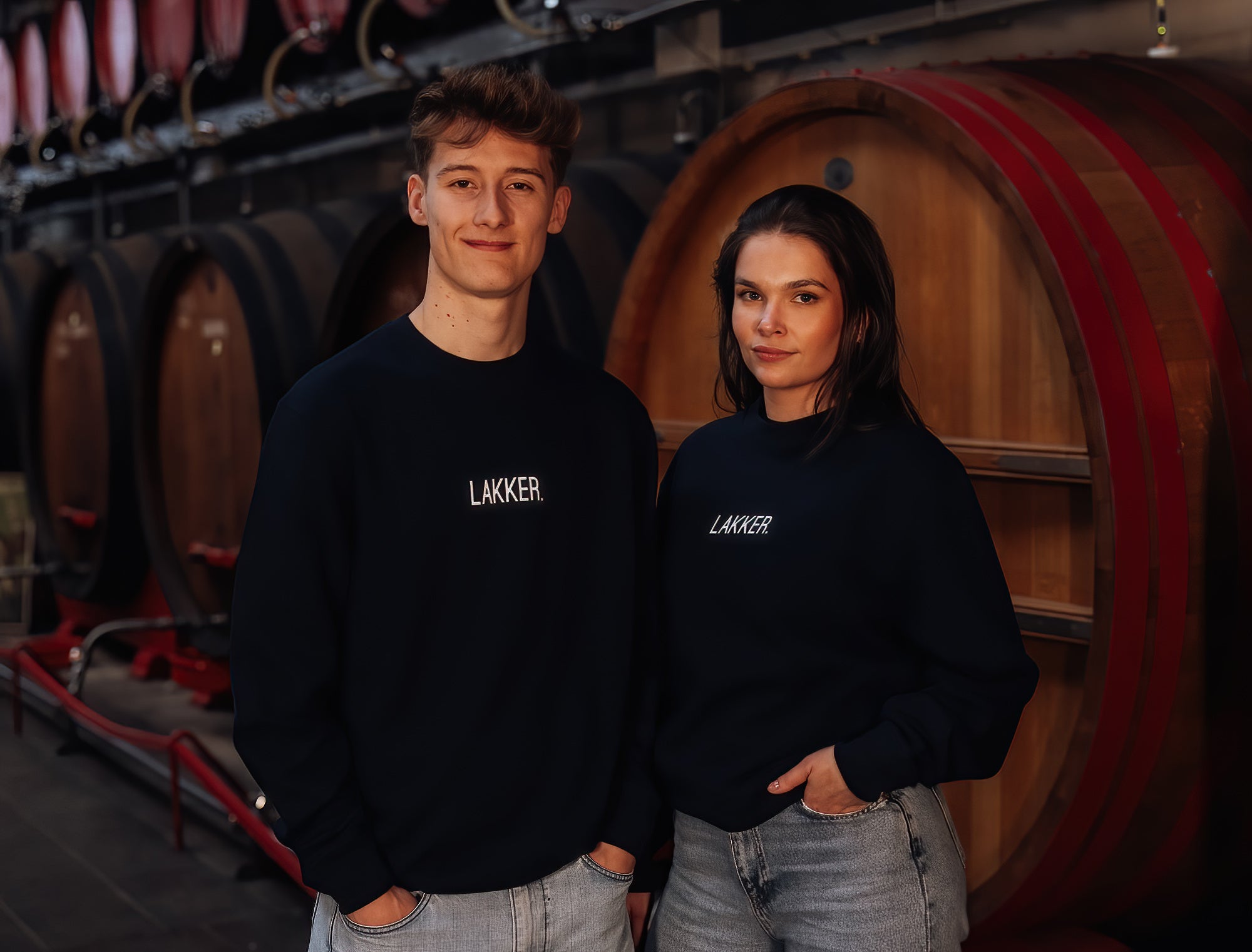 Man en vrouw met zwarte sweater met opdruk LAKKER.