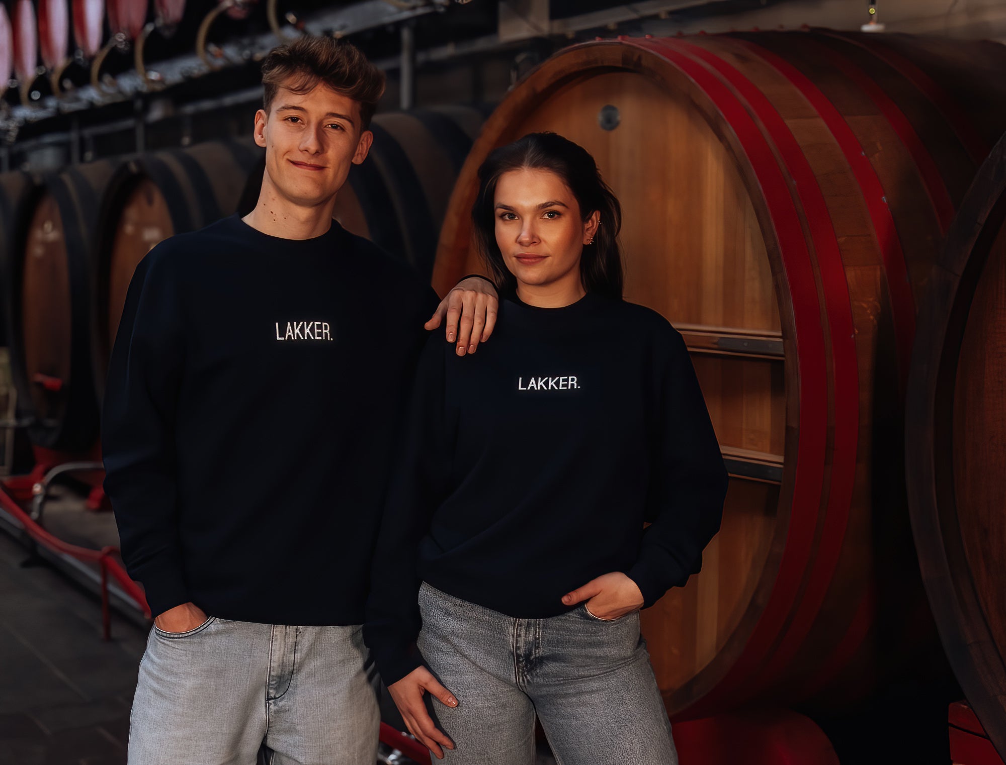 Man en vrouw met zwarte sweater met opdruk LAKKER.