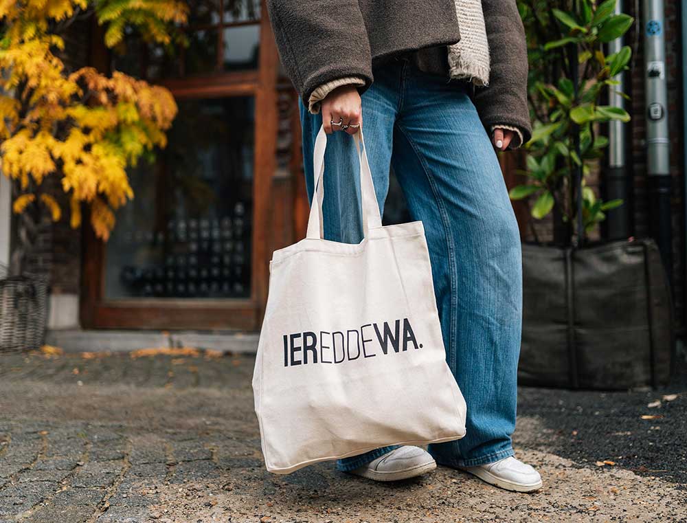 Close-up van totebag met opdruk IEREDDEWA.
