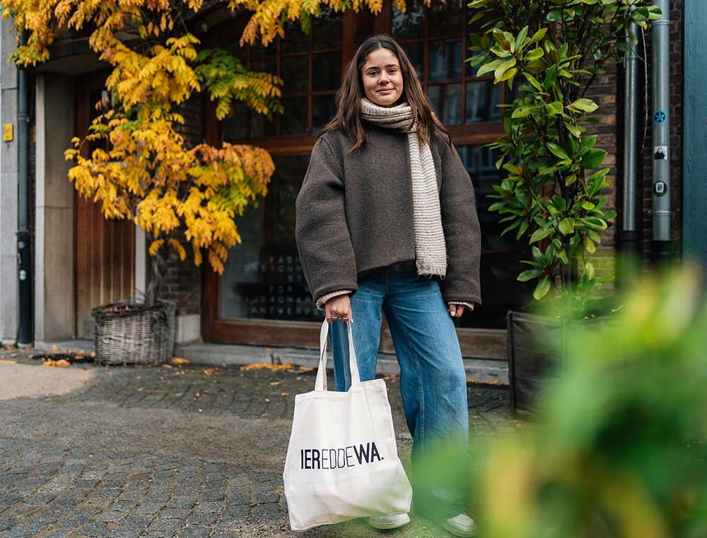 Vrouw met totebag met opdruk IEREDDEWA.