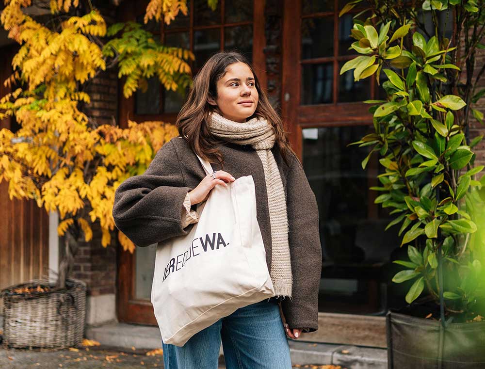 Vrouw met totebag met opdruk IEREDDEWA.