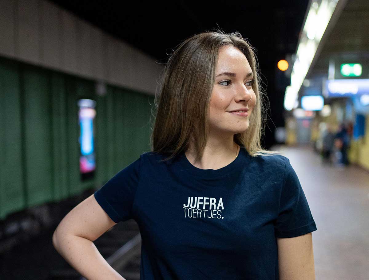 Vrouw met een donkerblauwe T-shirt met opdruk JUFFRA TOERTJES.