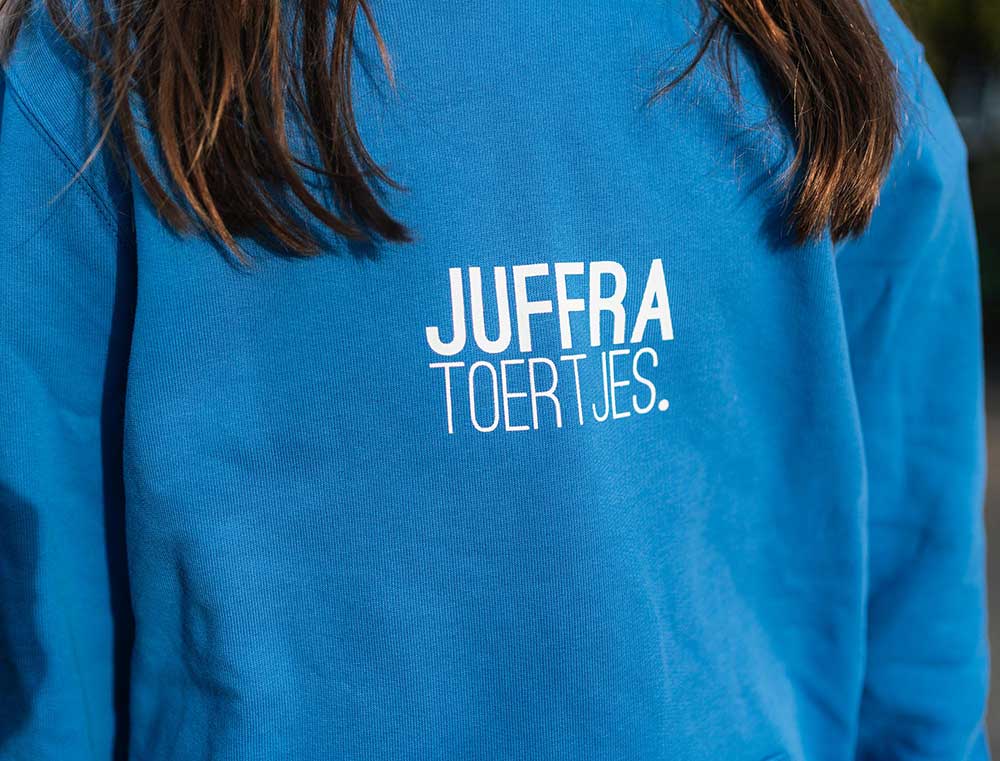 Blauwe hoodie met opdruk JUFFRA TOERTJES. voor kinderen