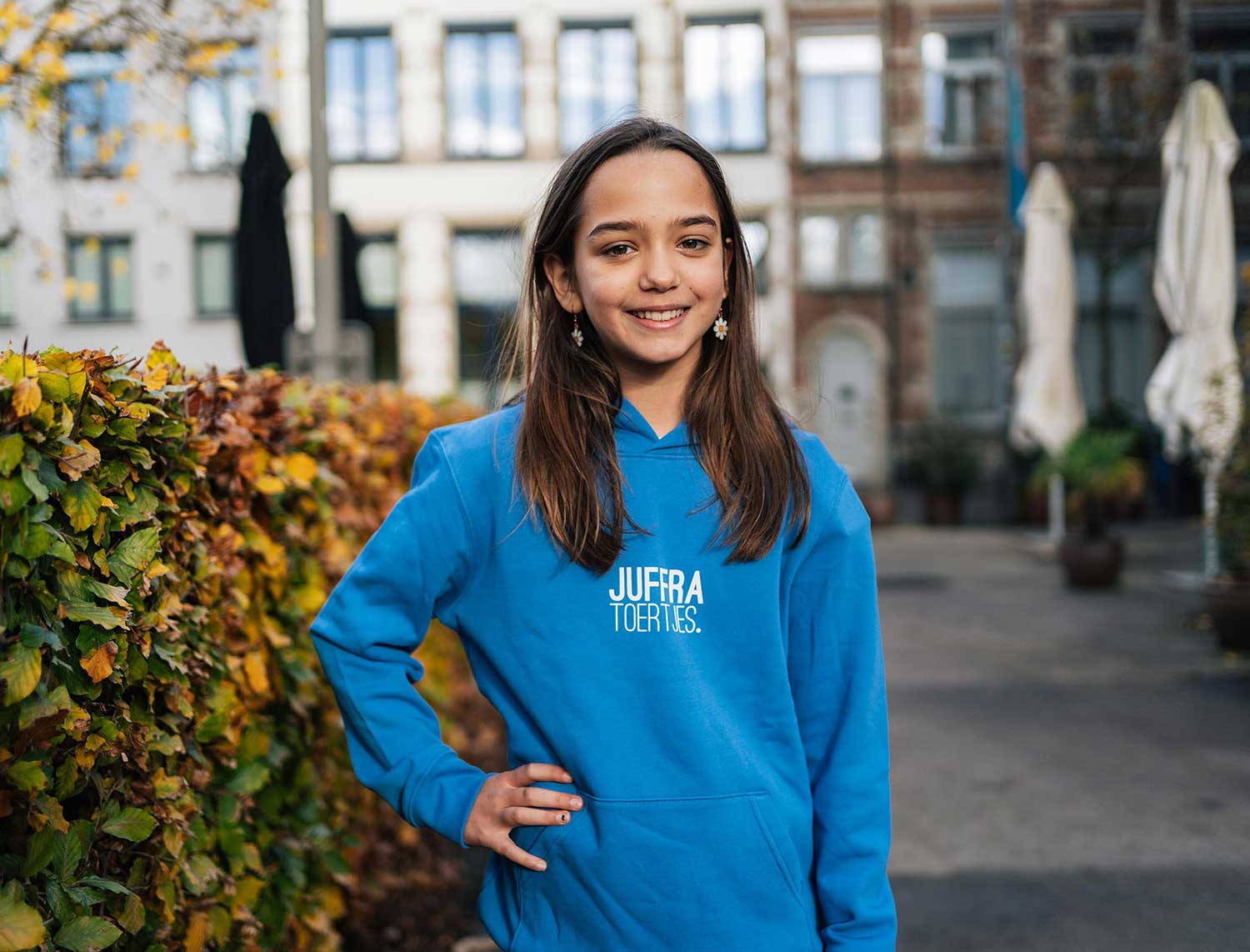 Meisje met een blauwe hoodie met opdruk JUFFRA TOERTJES. voor kinderen