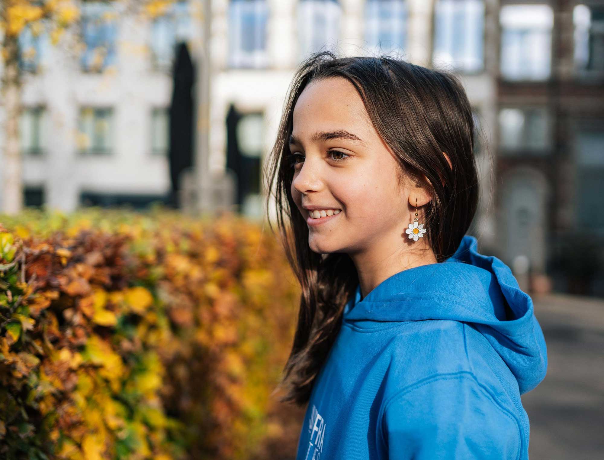 Close-up van een blauwe hoodie.