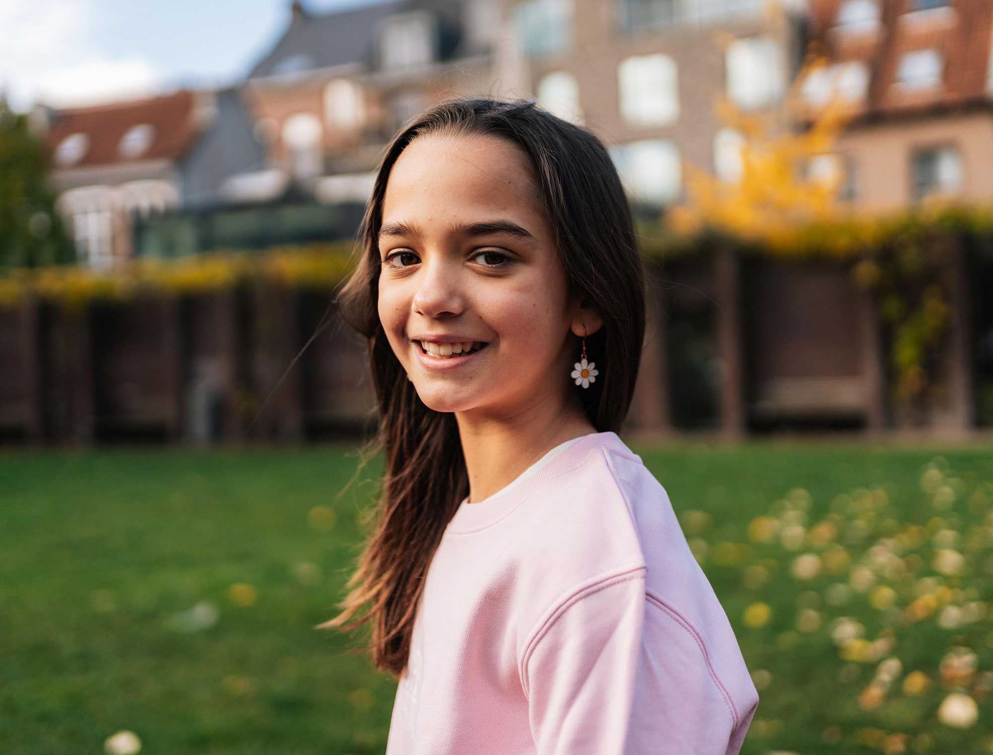 Meisje met een roze sweater met opdruk JUFFRA TOERTJES. voor kinderen