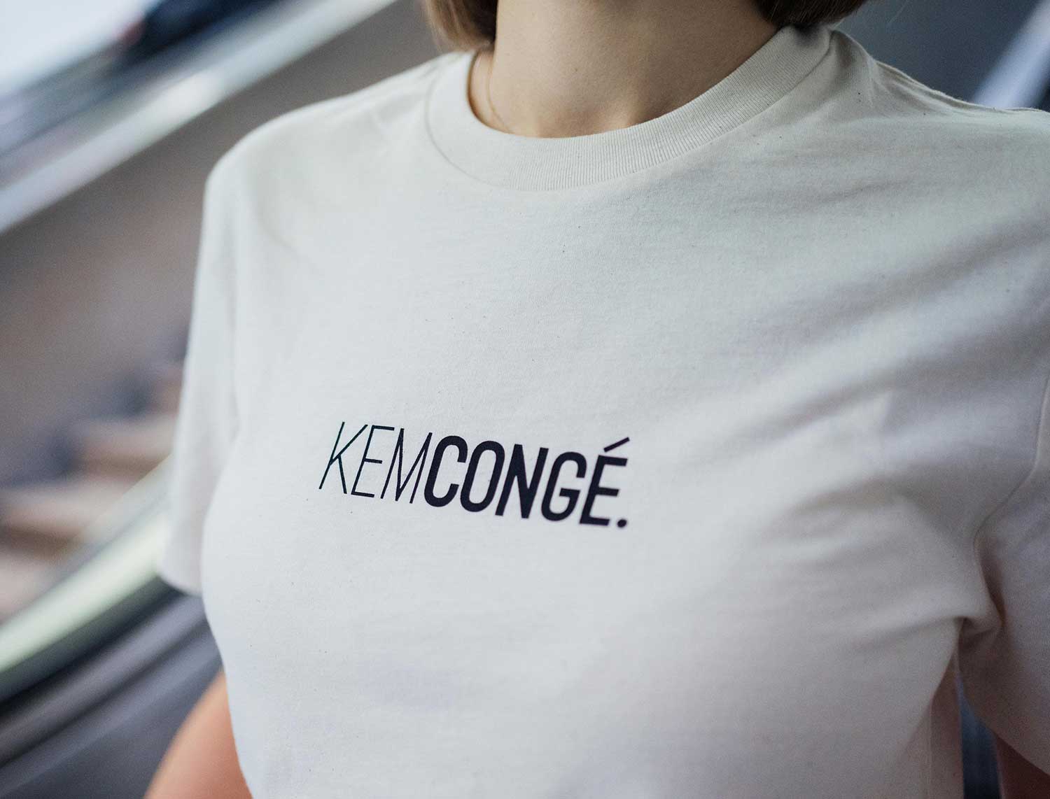Close-up van een ecru T-shirt met opdruk KEMCONGE.