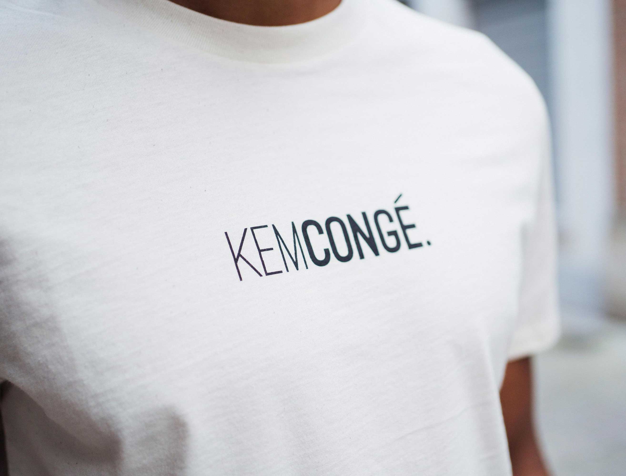 Close-up van een ecru T-shirt met opdruk KEMCONGE.