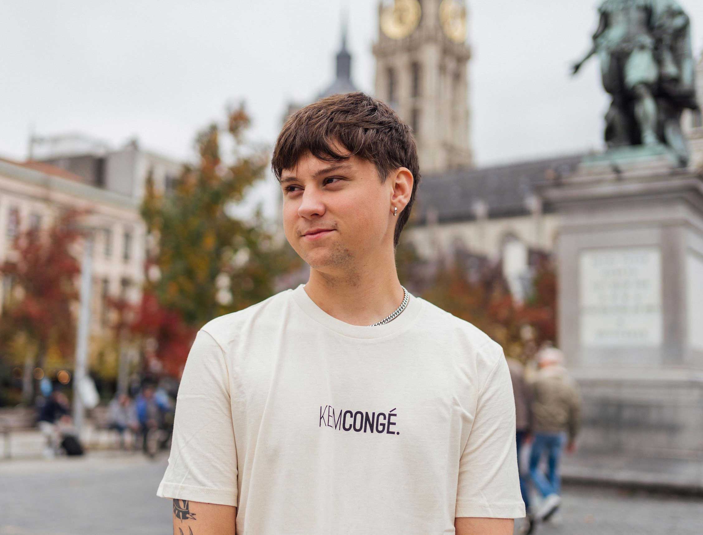 Man met een ecru T-shirt met opdruk KEMCONGE.