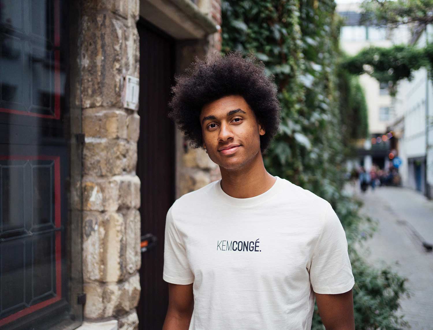 Man met een ecru T-shirt met opdruk KEMCONGE.