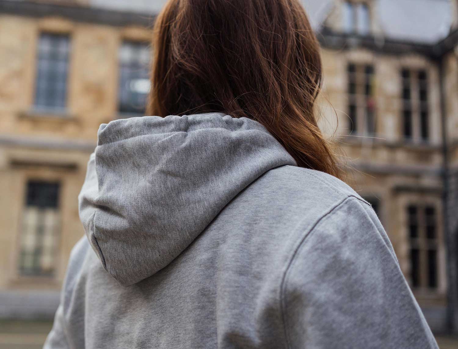 Achterkant veen grijze hoodie met opdruk KEMCONGE.
