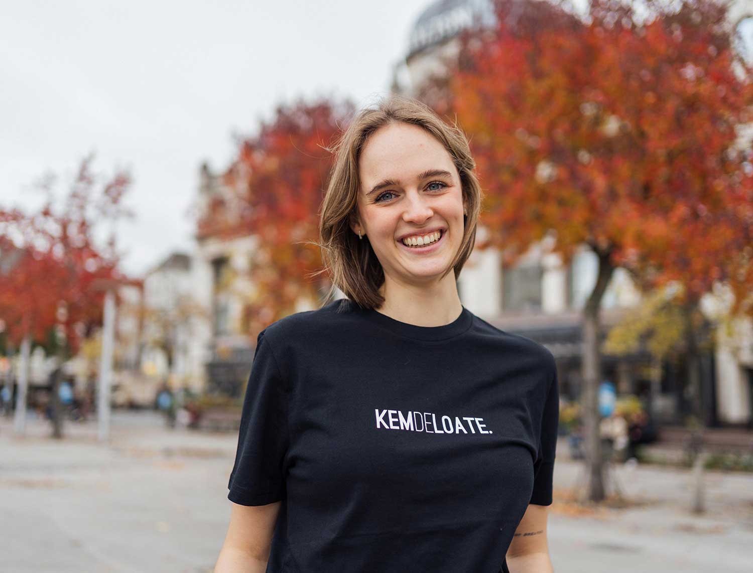 Vrouw met een zwarte T-shirt met opdruk KEMDELOATE.