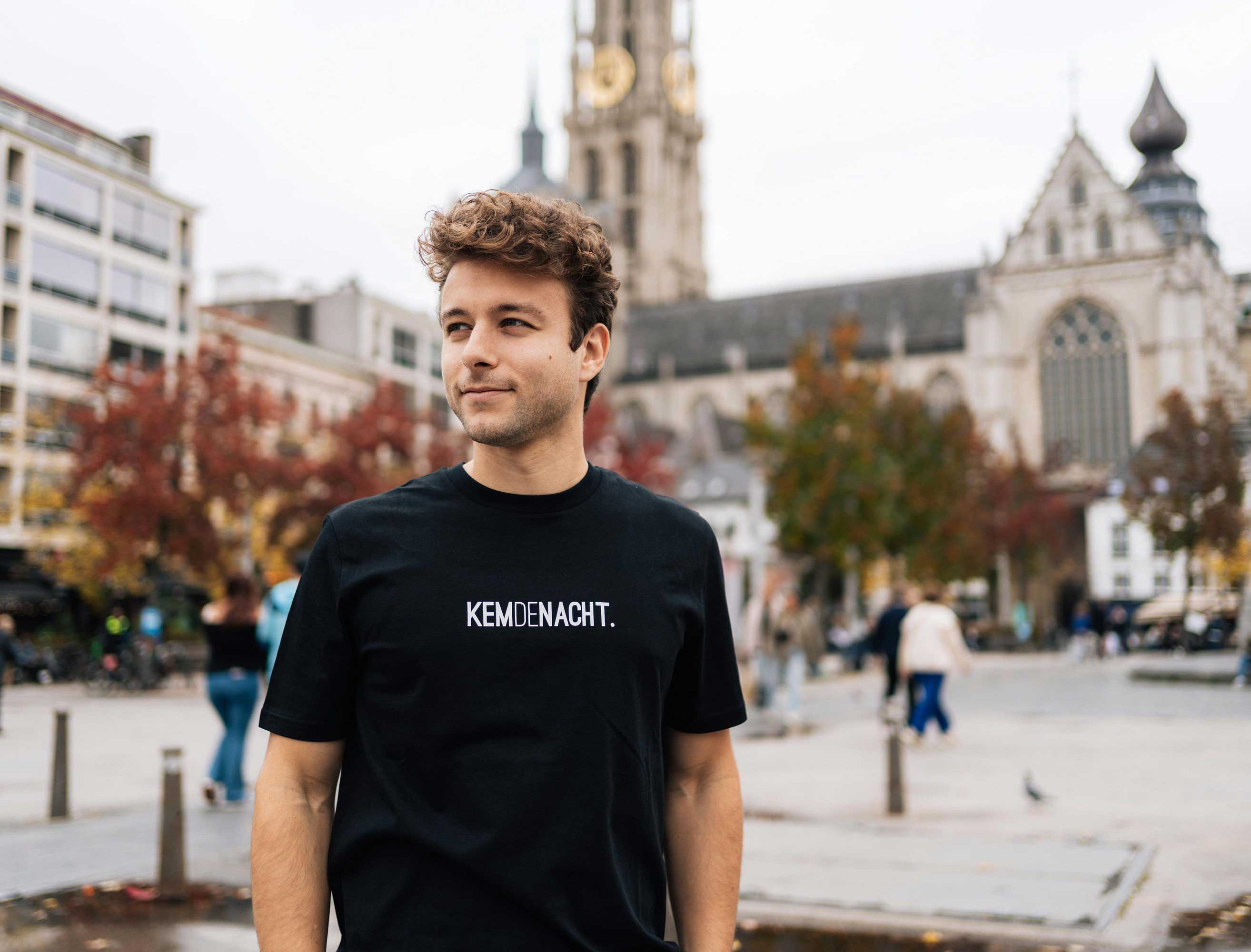 Man met een zwarte T-shirt met opdruk KEMDENACHT.