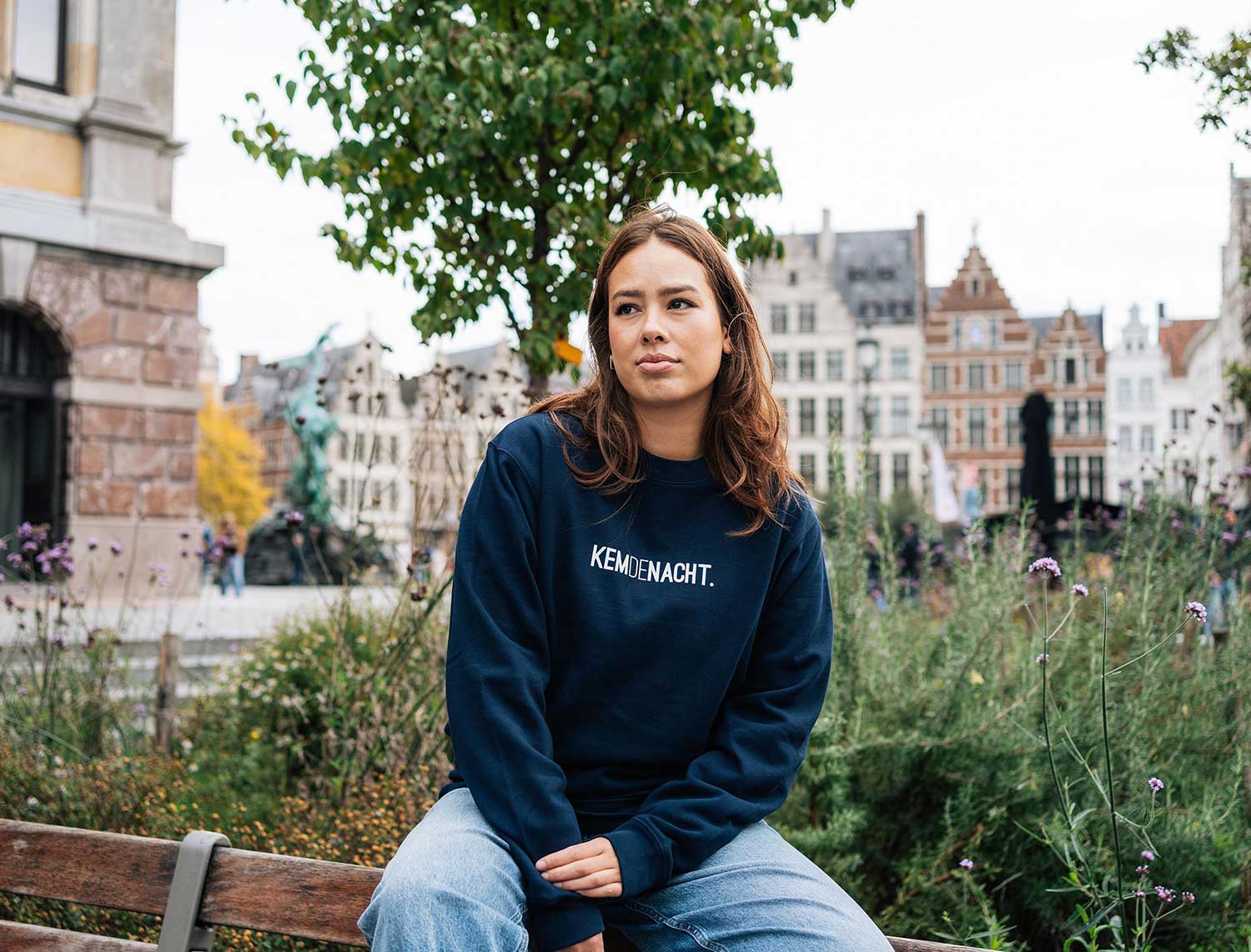 Vrouw met een donkerblauwe sweater met opdruk KEMDENACHT.