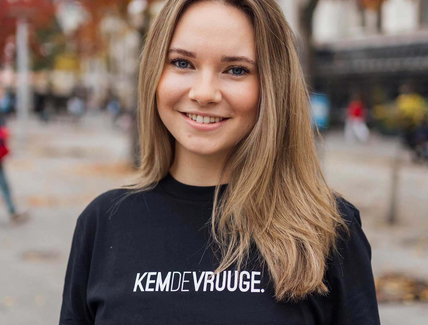 Vrouw met een zwarte T-shirt met opdruk KEMDEVRUUGE.
