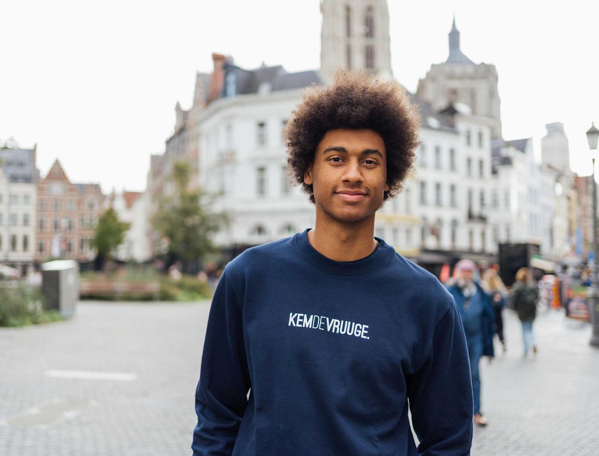 Man met een donkerblauwe sweater met opdruk KEMDEVRUUGE.