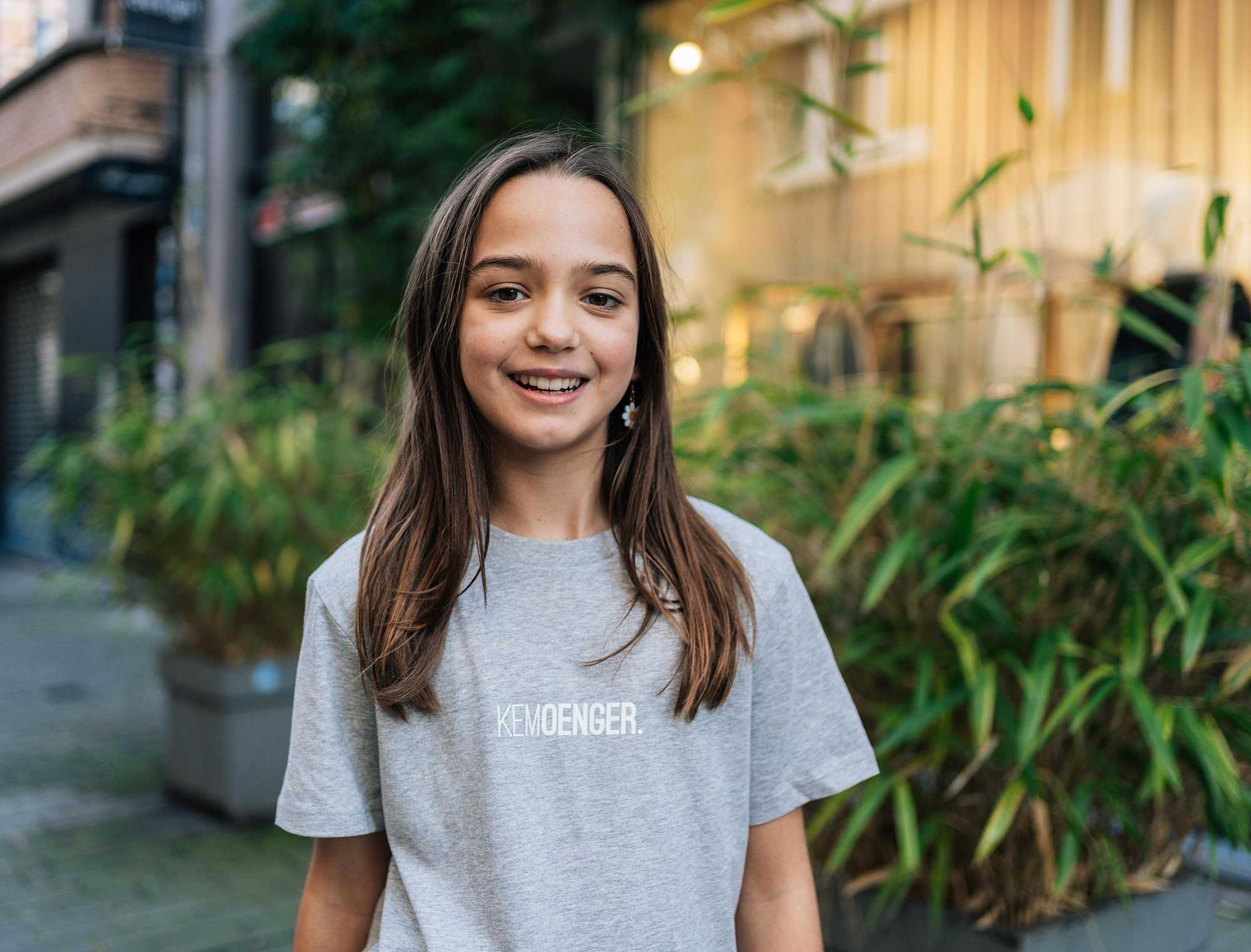 meisje met grijze T-shirt met opdruk KEMOENGER.