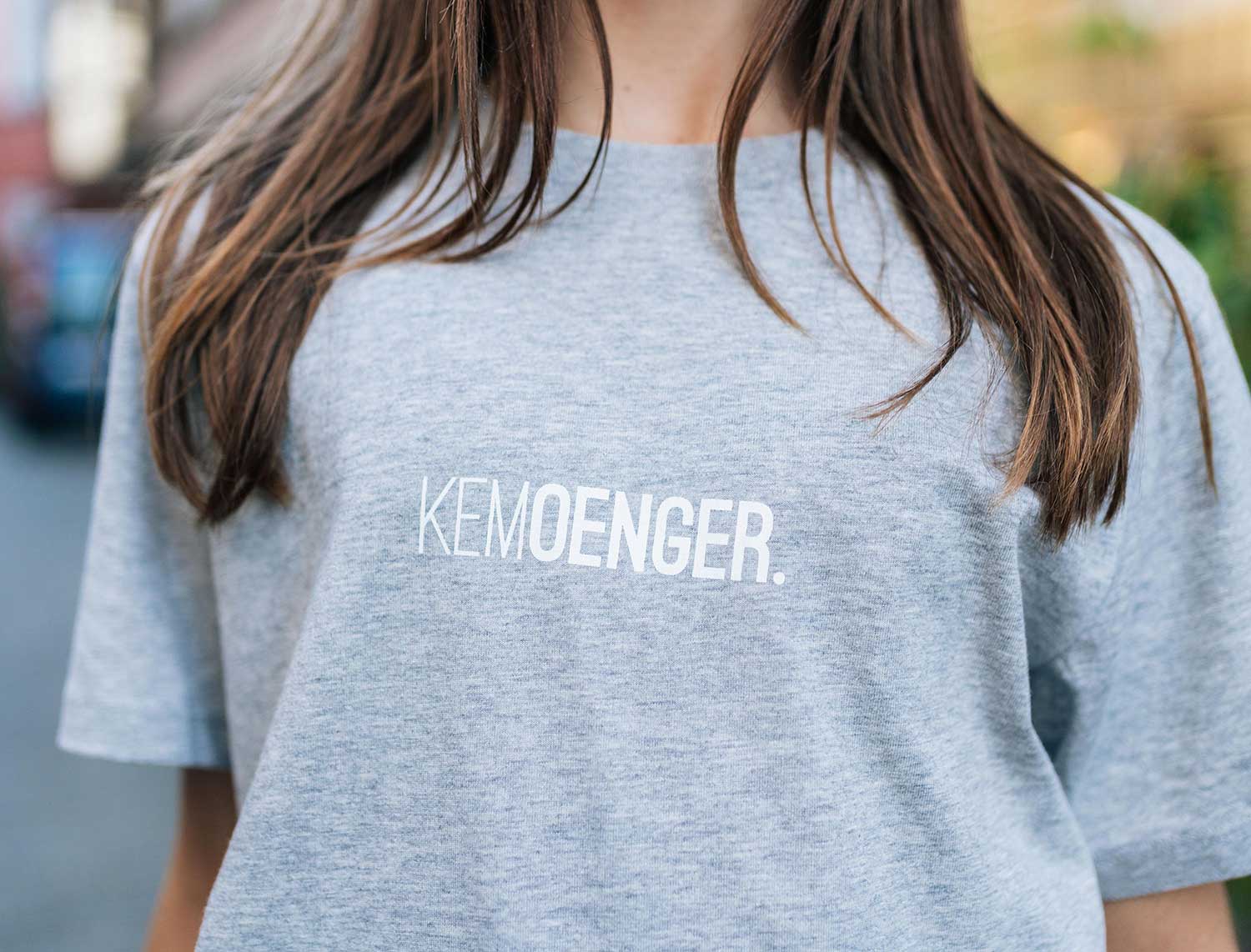 Close-up van meisje met grijze T-shirt met opdruk KEMOENGER.