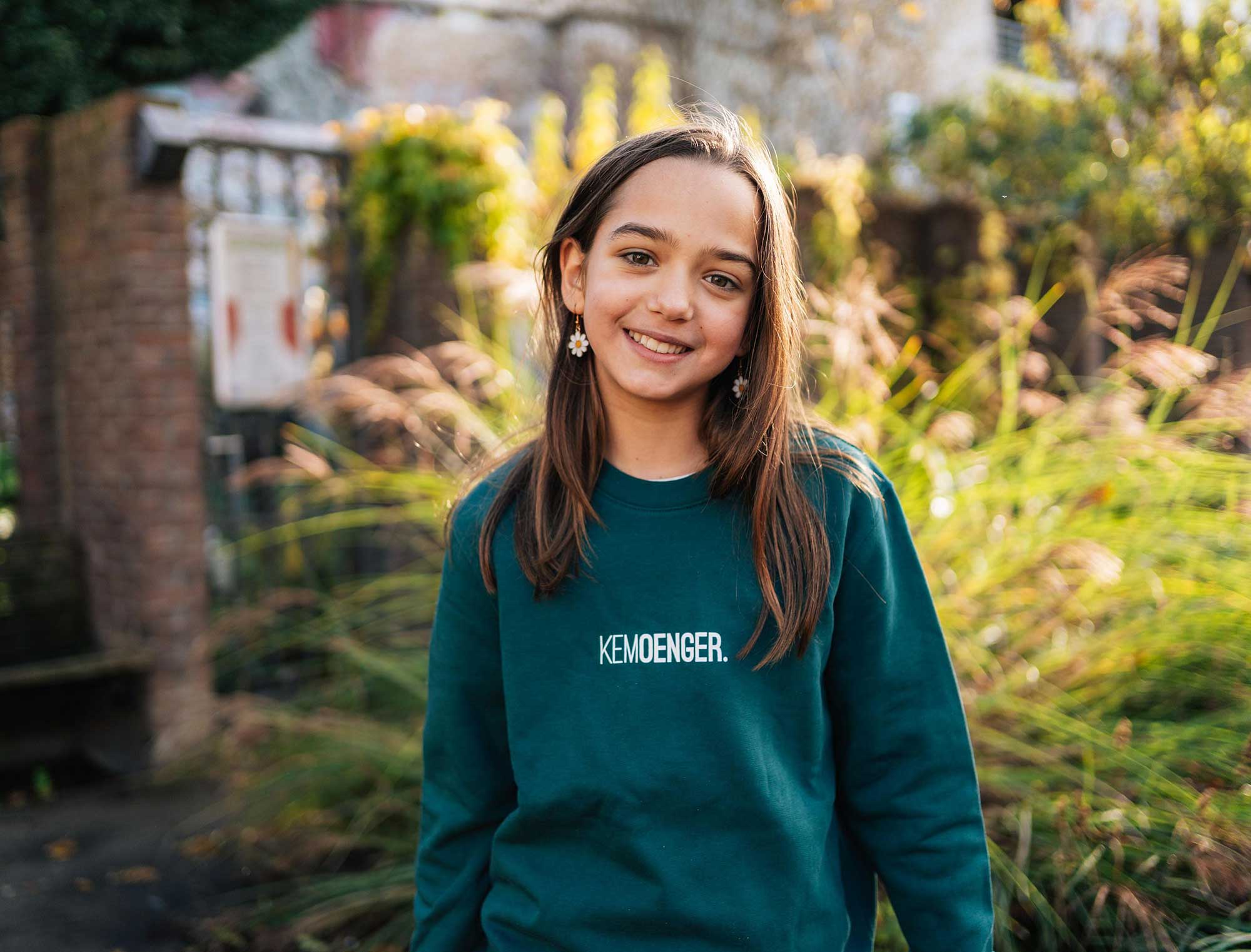 Meisje met een groene sweater voor kinderen met opdruk KEMOENGER.