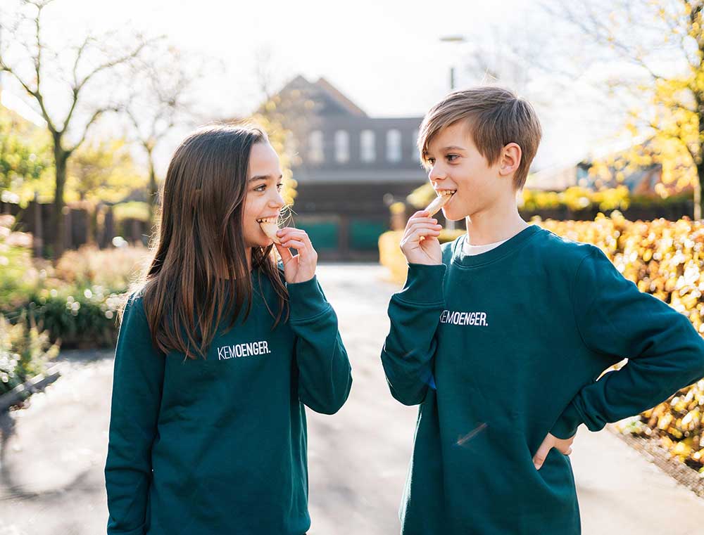 Jongen en meisje met een groene sweater voor kinderen met opdruk KEMOENGER.