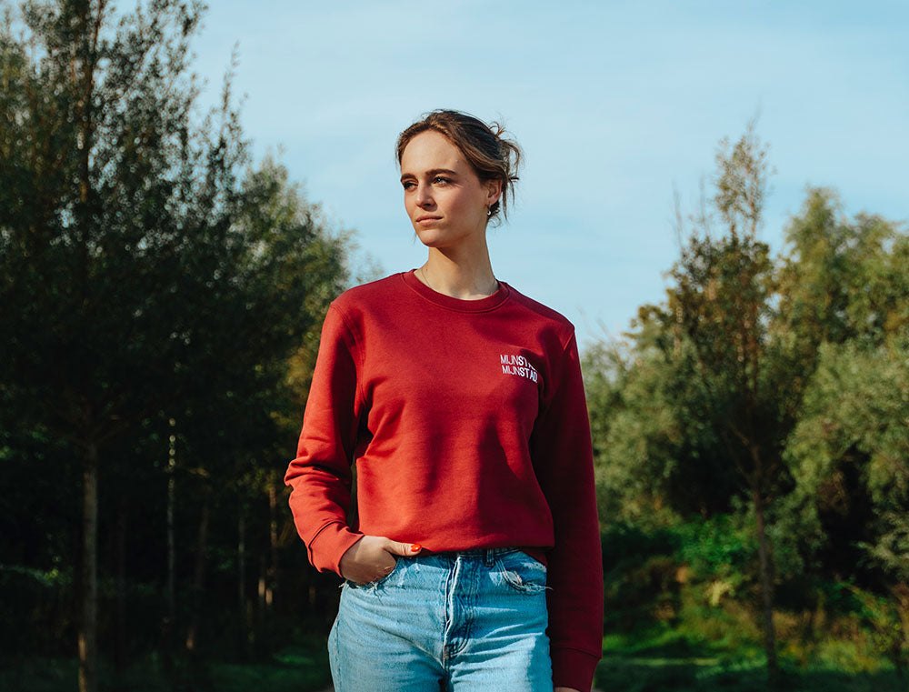 Vrouw met rode sweater met opdruk MIJNSTAD.