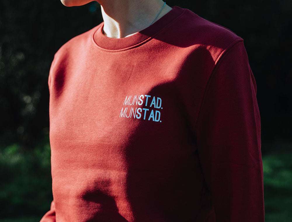 Rode sweater met opdruk MIJNSTAD.