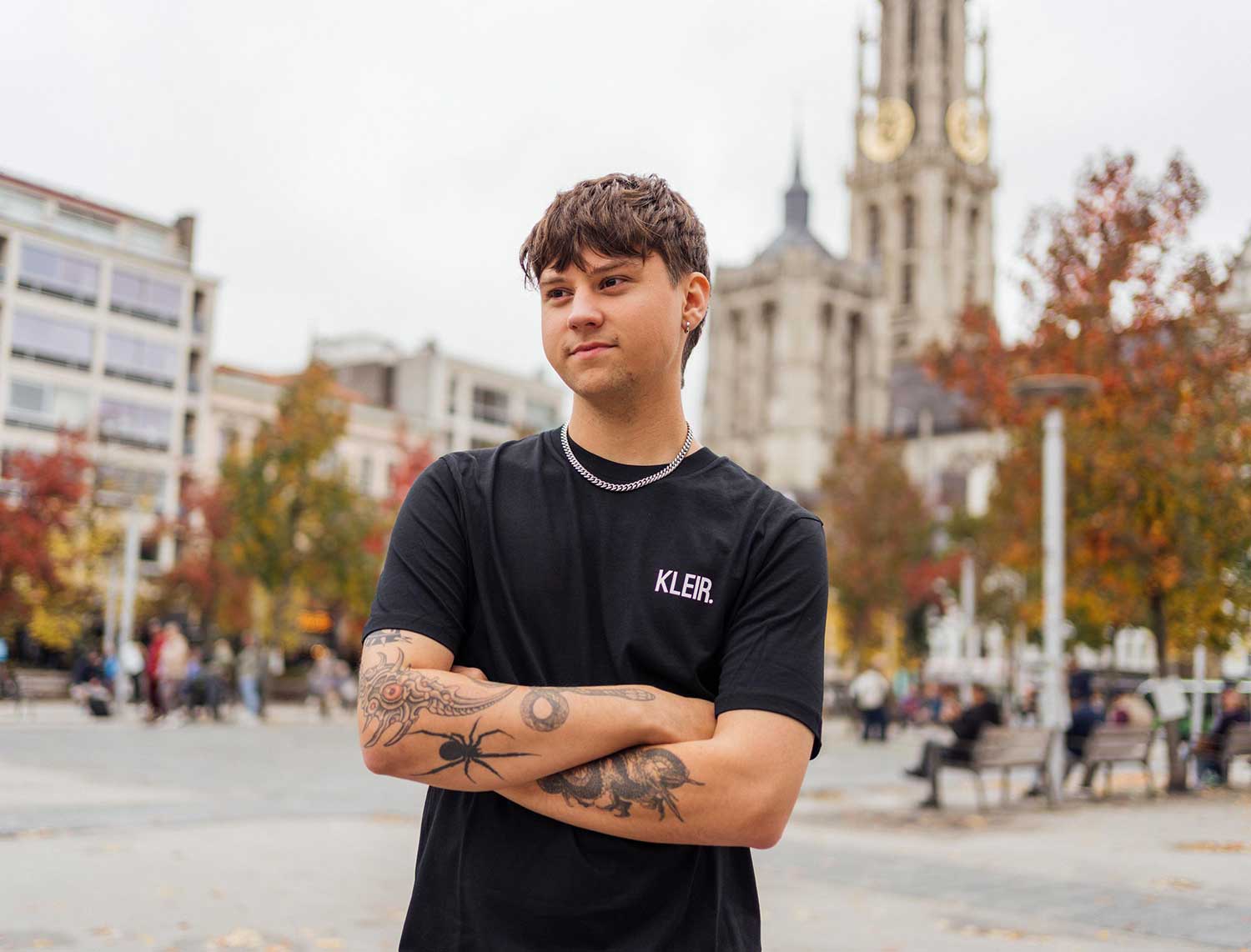 Man met een zwarte T-shirt met opdruk KLEIR.