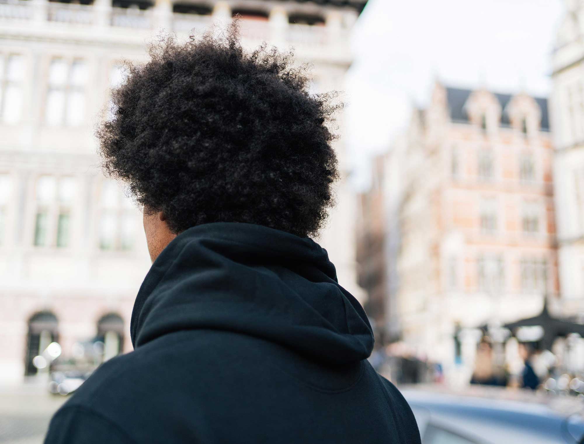 Achterkant van een zwarte hoodie met opdruk KLEIR.