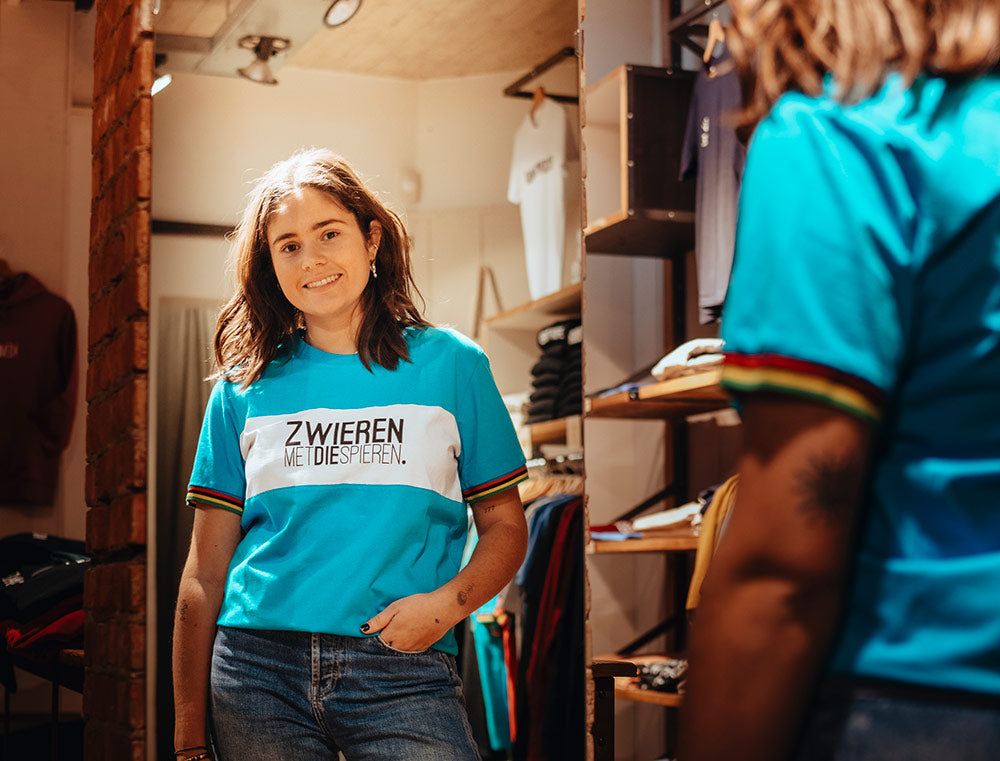 Vrouw met blauwe T-shirt met opdruk ZWIEREN METDIESPIEREN.