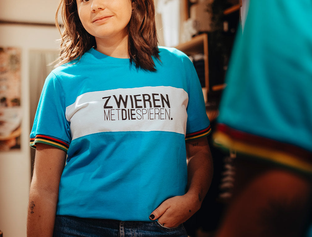Vrouw met blauwe T-shirt met opdruk ZWIEREN METDIESPIEREN.