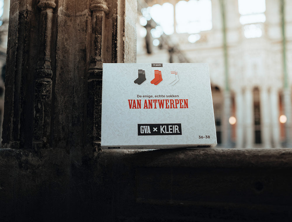 Foto van de verpakking van drie paar sokken met opdruk Antwerpen. Samenwerking van GVA en KLEIR.