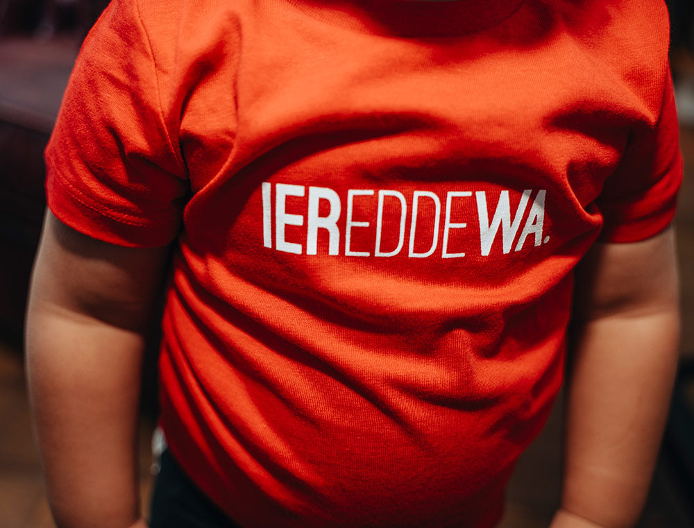 Rode T-shirt met opdruk IEREDDEWA.