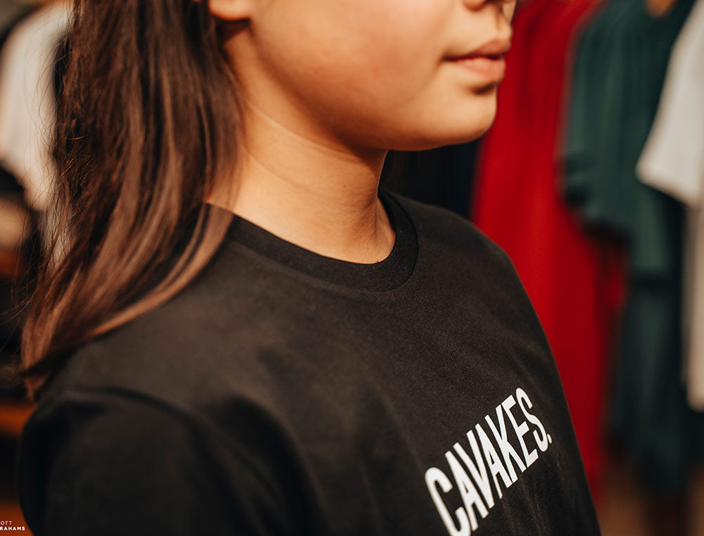 Zwarte T-shirt met opdruk CAVAKES.
