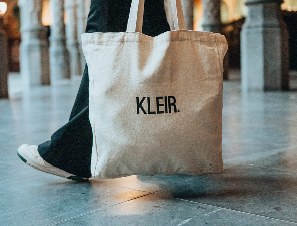 De andere kant van de totebag heeft het logo van KLEIR. als opdruk