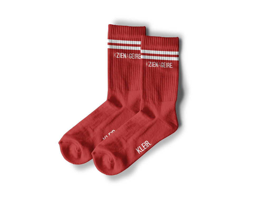 Rode sokken met wit opschrift 'KZIENAGEIRE'.