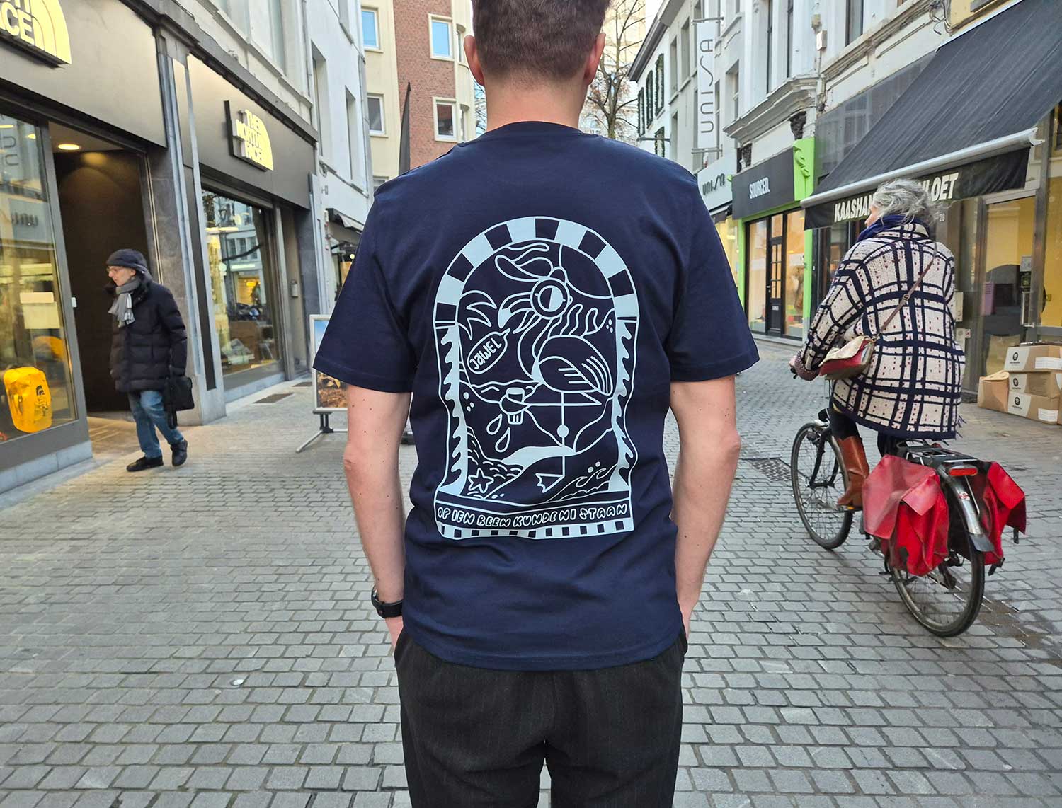 T-shirt • 	Op ien been kunde ni staan • Donkerblauw • Unisex
