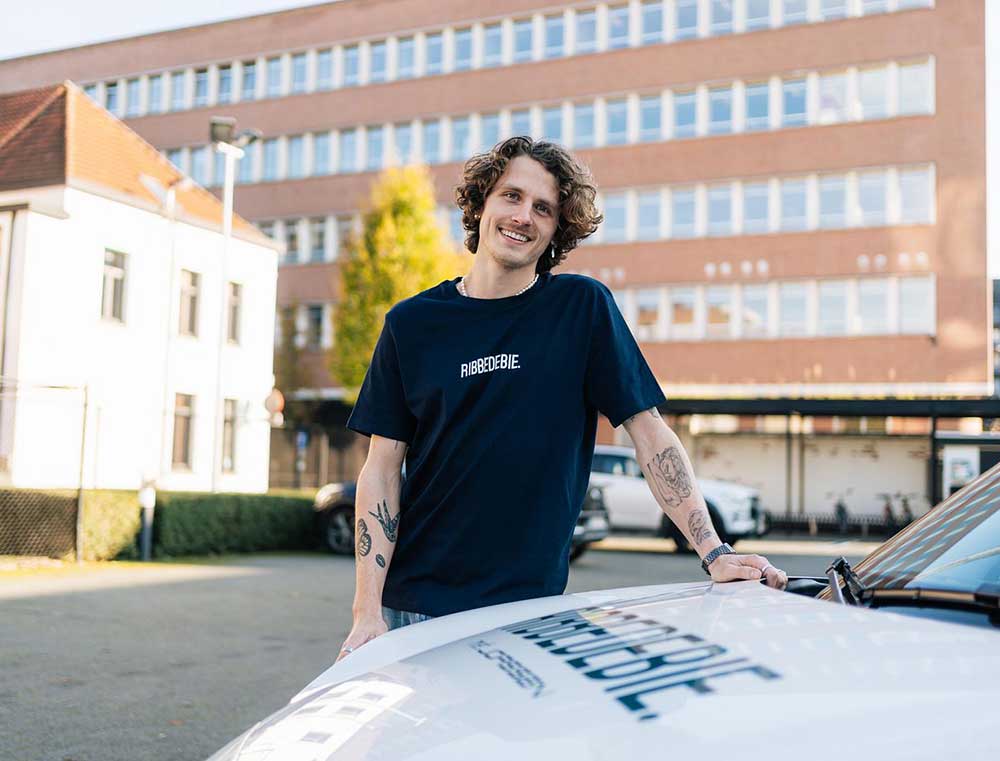 Man met een donkerblauwe T-shirt met opdruk RIBBEDEBIE.