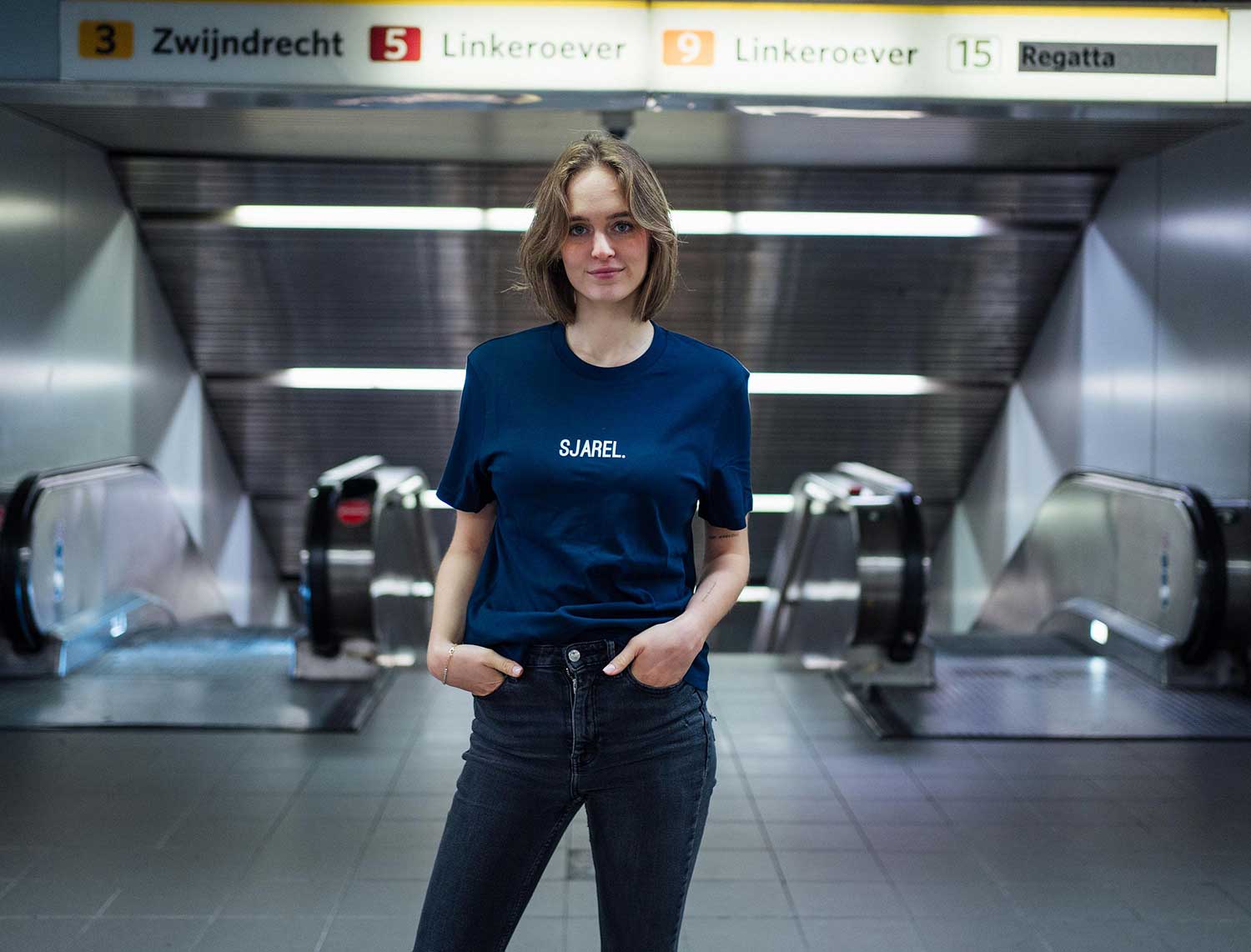 Vrouw met een donkerblauwe T-shirt met opdruk SJAREL.