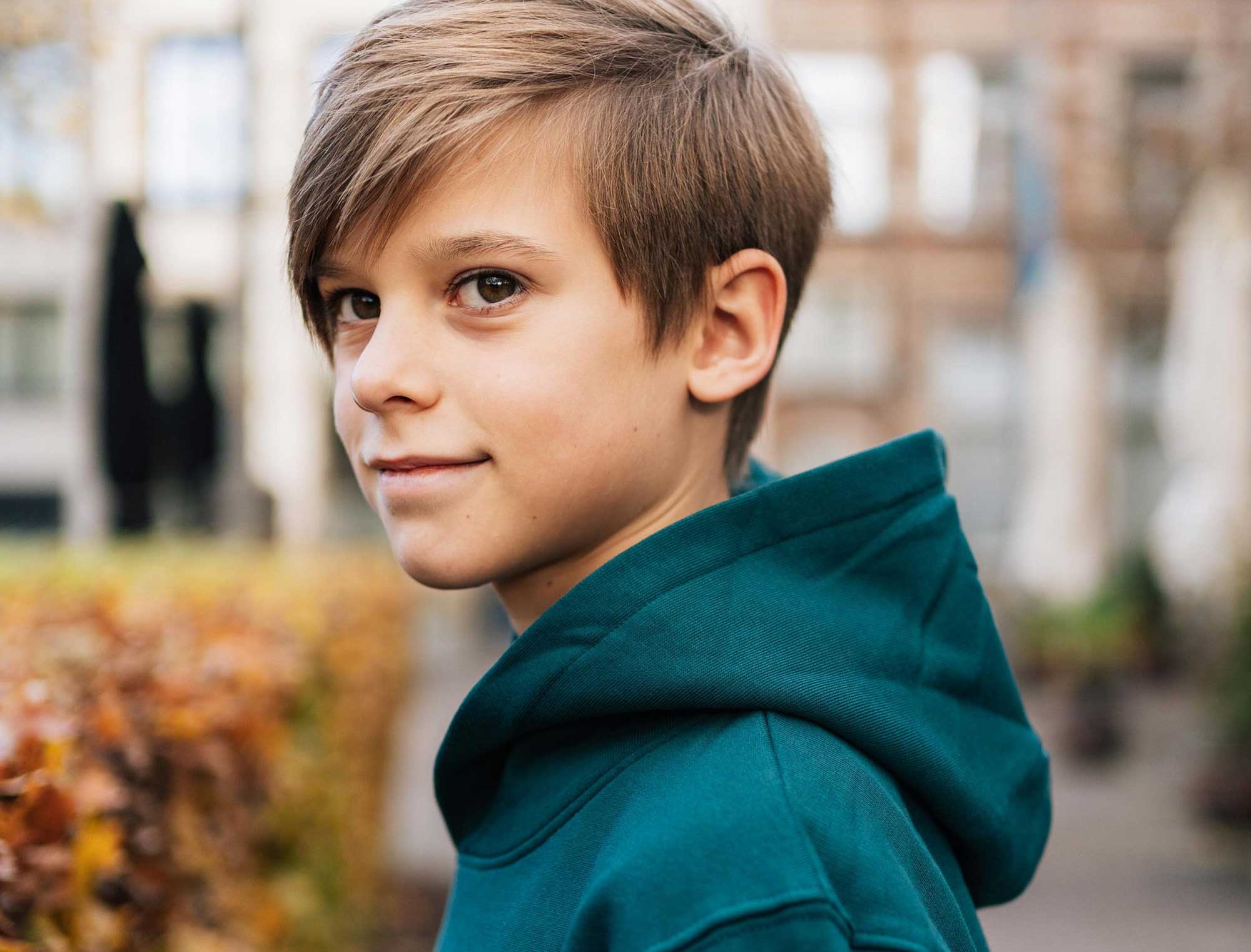 Close-up van de zijkant van een groene hoodie.